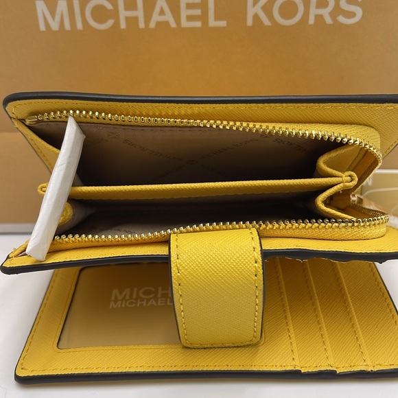 Michael Kors Medium Crossgrain Leather Wallet
COLOR GOLDEN YELLOW
NWT - Picture 16 of 16